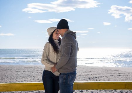 Téléchargez les photos : Couple chating et avoir du plaisir à la plage - en image libre de droit