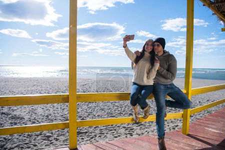 Téléchargez les photos : Magnifique couple prenant Selfie photo - en image libre de droit