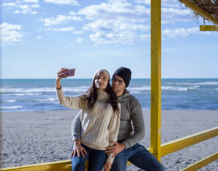 Foto de Preciosa pareja tomando foto Selfie - Imagen libre de derechos
