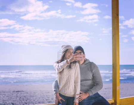 Téléchargez les photos : Magnifique couple prenant Selfie photo - en image libre de droit
