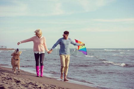 Foto de "feliz pareja disfrutando de tiempo juntos en la playa" - Imagen libre de derechos