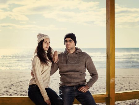 Téléchargez les photos : "Couple chating et avoir du plaisir au bar de la plage" - en image libre de droit