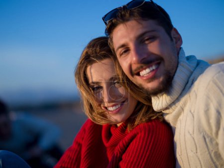 Téléchargez les photos : Couple sur une plage à l'automne journée ensoleillée - en image libre de droit
