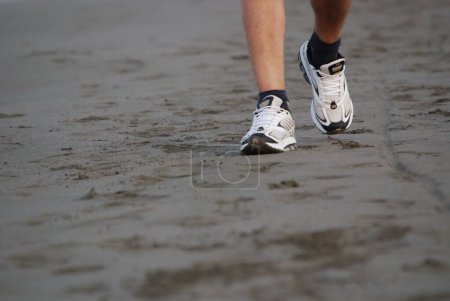 Téléchargez les photos : Homme marchant sur la plage - en image libre de droit