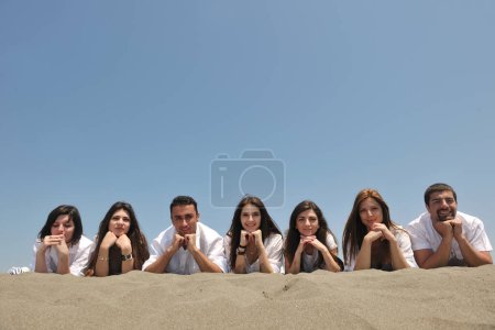 Foto de Grupo de jóvenes felices en divertirse en la playa - Imagen libre de derechos