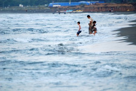 Téléchargez les photos : Les gens sur la plage de sable fin - en image libre de droit