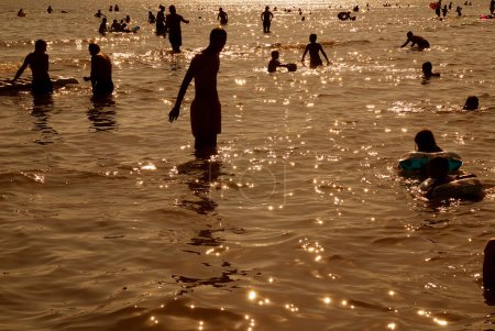 Téléchargez les photos : Silhouette des gens dans l'eau - en image libre de droit
