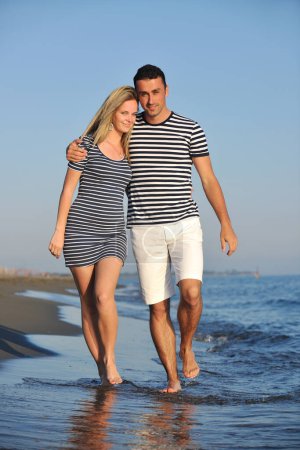 Foto de Feliz pareja joven tienen tiempo romántico en la playa - Imagen libre de derechos