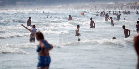 Téléchargez les photos : Heureux sur la plage d'été - en image libre de droit