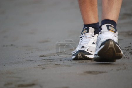 Foto de Hombre caminando en la playa - Imagen libre de derechos