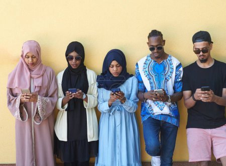 Téléchargez les photos : Groupe multiethnique de gens d'affaires de démarrage utilisant des téléphones intelligents - en image libre de droit