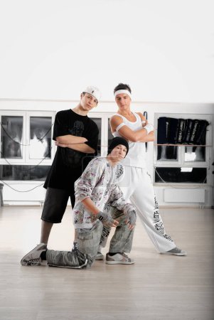 Téléchargez les photos : Jeunes danseurs dansant hop en studio - en image libre de droit
