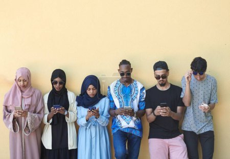 Foto de Grupo de personas de negocios de startups multiétnicas usando teléfonos inteligentes - Imagen libre de derechos