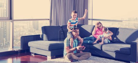 Téléchargez les photos : Famille heureuse jouant à un jeu vidéo - en image libre de droit