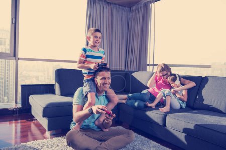 Foto de Familia feliz jugando un videojuego - Imagen libre de derechos