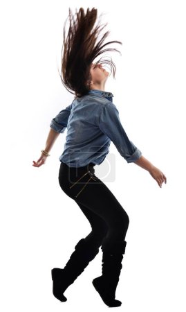 Téléchargez les photos : Jeune femme dansant isolé sur fond blanc - en image libre de droit