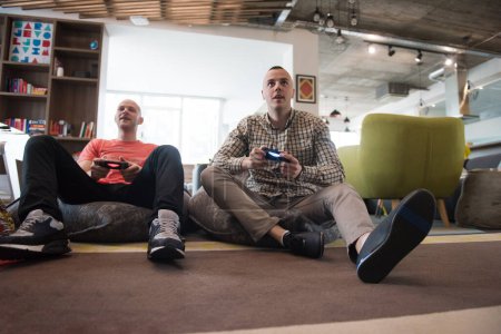 Téléchargez les photos : Startup Employés de bureau Jouer à des jeux informatiques - en image libre de droit