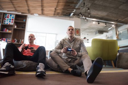 Téléchargez les photos : Startup Employés de bureau Jouer à des jeux informatiques - en image libre de droit