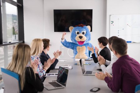 Foto de Jefe vestido como oso divertirse con gente de negocios en la oficina de moda - Imagen libre de derechos