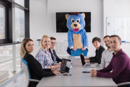 Foto de Jefe vestido como oso divertirse con gente de negocios en la oficina de moda - Imagen libre de derechos