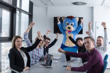 Téléchargez les photos : Patron habillé comme ours s'amuser avec les gens d'affaires dans le bureau à la mode - en image libre de droit