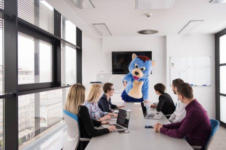Téléchargez les photos : Patron habillé comme ours s'amuser avec les gens d'affaires dans le bureau à la mode - en image libre de droit