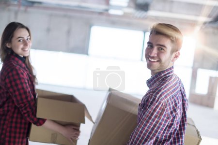 Foto de Equipo de negocios que lleva cajas de cartón - Imagen libre de derechos
