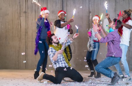 Foto de Grupo multiétnico de empresarios casuales que tienen fiesta de confeti - Imagen libre de derechos