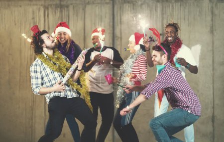Foto de Grupo multiétnico de empresarios casuales bailando con bengalas - Imagen libre de derechos