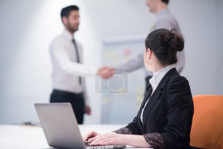Téléchargez les photos : "jeune femme d'affaires sur la réunion en utilisant un ordinateur portable" - en image libre de droit