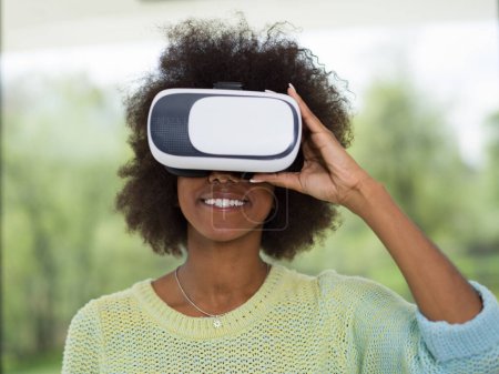 Foto de Mujer negra usando gafas de realidad virtual con auriculares VR - Imagen libre de derechos