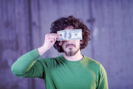 Téléchargez les photos : Homme d'affaires tenant un billet en dollar américain au-dessus des yeux - en image libre de droit