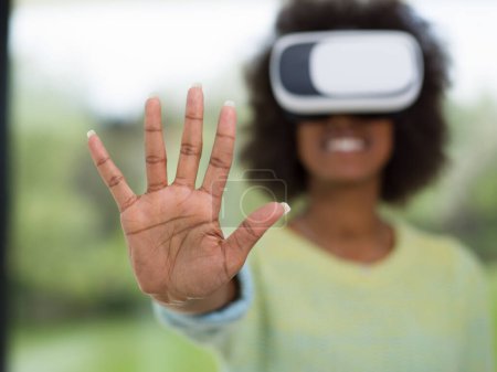 Téléchargez les photos : Femme noire utilisant des lunettes VR casque de réalité virtuelle - en image libre de droit