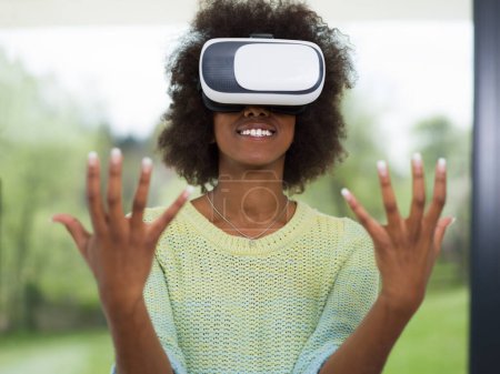 Téléchargez les photos : Femme noire utilisant des lunettes VR casque de réalité virtuelle - en image libre de droit