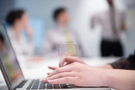 Téléchargez les photos : Femme mains dactylographier sur clavier d'ordinateur portable lors d'une réunion d'affaires - en image libre de droit