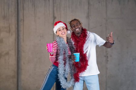 Foto de Joven pareja de negocios multiétnicos celebrando fiesta de año nuevo - Imagen libre de derechos