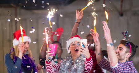 Téléchargez les photos : Groupe multiethnique de gens d'affaires occasionnels prenant selfie lors de la fête de nouvel an - en image libre de droit