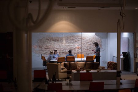 Téléchargez les photos : Équipe d'affaires à une réunion dans un immeuble de bureaux moderne - en image libre de droit