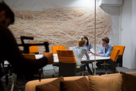Foto de Equipo de negocios en una reunión en un moderno edificio de oficinas - Imagen libre de derechos
