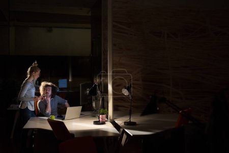 Téléchargez les photos : Jeunes designers dans le bureau de nuit - en image libre de droit