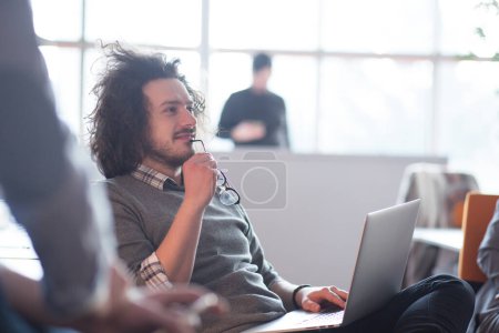 Foto de "hombre de negocios que trabaja con un ordenador portátil en la oficina de inicio
" - Imagen libre de derechos
