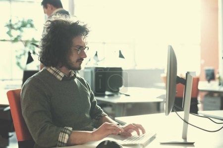 Foto de "hombre de negocios que trabaja usando una computadora en la oficina de inicio
" - Imagen libre de derechos