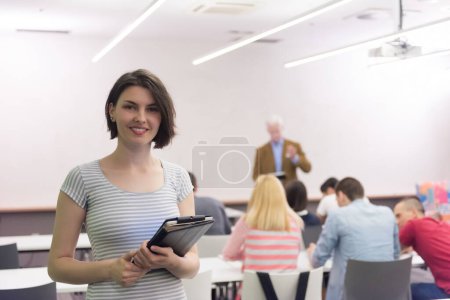 Téléchargez les photos : Portrait d'une étudiante heureuse en classe - en image libre de droit