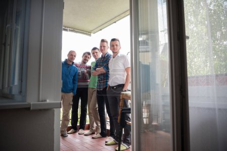 Téléchargez les photos : Groupe de personnes debout au balcon - en image libre de droit