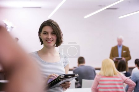 Téléchargez les photos : Portrait d'une étudiante heureuse en classe - en image libre de droit