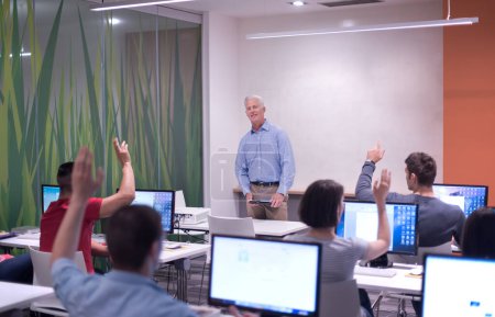 Foto de "profesor y estudiantes en aula de laboratorio de computación" - Imagen libre de derechos