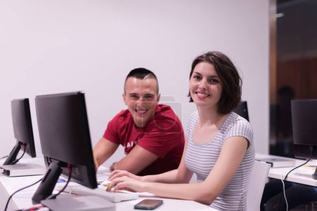 Téléchargez les photos : Groupe d'étudiants en technologie travaillant dans une salle de classe de laboratoire informatique - en image libre de droit
