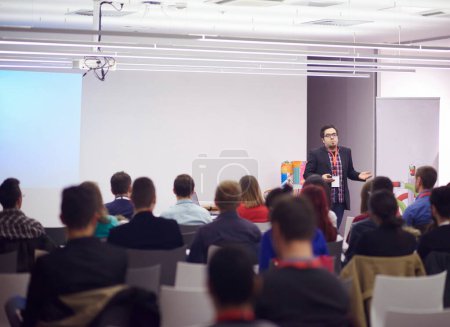 Foto de Ponente público dando charla en evento de negocios. - Imagen libre de derechos