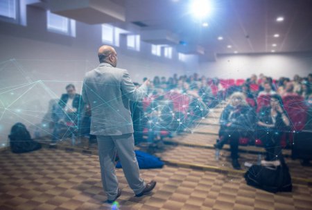 Foto de Exitoso hombre de negocios dando presentaciones en la sala de conferencias - Imagen libre de derechos