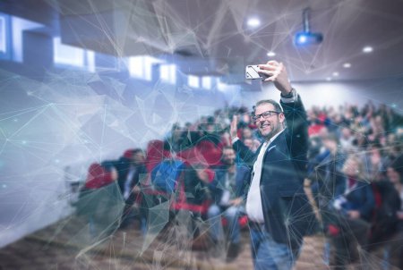 Foto de Hombre de negocios tomando selfie en la sala de conferencias - Imagen libre de derechos